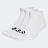 Pack de seis pares de medias Adidas blancas de corte bajo, confeccionadas con una mezcla de algodón y poliéster. Cuentan con refuerzo en el arco plantar y amortiguación en la planta, la punta y el talón.