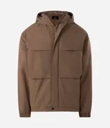 Campera utilitaria de poliéster color tostado, con capucha ajustable, cuello alto, cierre frontal con cremallera y solapa con botones a presión, y bolsillos frontales grandes con solapa.