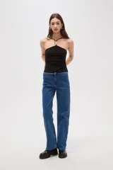 Top de cuello halter con detalle de aro metálico en el centro, confeccionado en tejido al cuerpo.