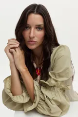 Blusa de rib y popelina color blanco, con calce al cuerpo, escote cuadrado y mangas voluminosas con volados.