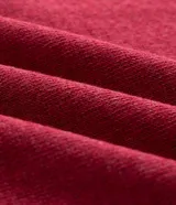 Polo de manga corta confeccionada en tejido de punto texturizado, con cuello polo estructurado y cierre frontal de tres botones. Presenta bordes acanalados en mangas y ruedo.