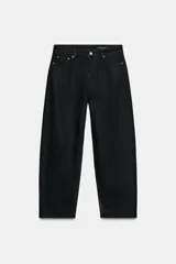 Jeans de tiro medio con corte tapered, confeccionados en denim negro. Presentan diseño de cinco bolsillos, trabillas en la cintura y cierre frontal con cremallera y botón metálico.
