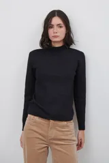 Polera de tejido de punto fino en color negro, con cuello alto y mangas largas con puños acanalados.