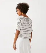 Blusa t-shirt de viscolino con estampado abstracto, escote redondo y mangas cortas.