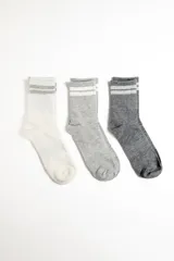Pack de tres pares de medias de caña media, estilo deportivo, con diseño de dos franjas horizontales en el borde superior. Incluye un par blanco, un par gris claro y un par gris oscuro.