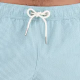 Short de baño de seersucker color celeste con finas rayas blancas, cintura elástica con cordón de ajuste blanco y bolsillos laterales.