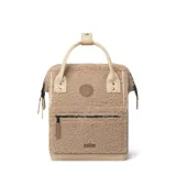 Mochila Cabaia modelo Adventurer Manchester, color beige con textura de peluche. Cuenta con sistema MOLLE, compartimento acolchado para tablet o PC, correa para sujetar a la maleta y tirantes acolchados antitranspirantes.