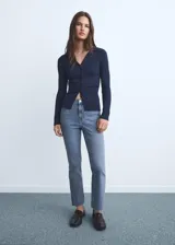 Jeans de tiro medio con diseño flare y bajo deshilachado, con cinco bolsillos, presillas para cinturón y cierre frontal con cremallera y botón.