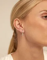 Charm para piercing en forma de luna creciente, fabricado en aleación de metales con baño de plata.