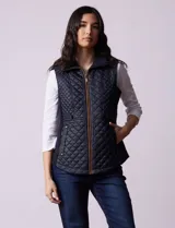 Chaleco capitoneado marca Gallery, color azul marino, con cierre frontal, bolsillos laterales con cierre y paneles laterales en tejido elastizado.