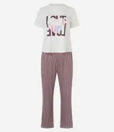 Pijama largo de dos piezas, confeccionado en malla suave con tecnología Peach Touch. Incluye una blusa de manga corta color blanco con estampado frontal de la palabra "LOVE" en tonos pastel y un pantalón de cuadros vichy en color bordó y blanco, con cintura elástica.