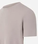 Remera muscle de hombre, color marrón claro, confeccionada en media malla, de cuello redondo y manga corta.