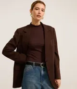 Blusa negra de rib de viscosa sostenible, con cuello alto y mangas largas.