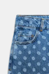 Jeans de tiro alto con pernera ancha, diseño cropped y estampado de lunares, con cinco bolsillos y cierre frontal de cremallera y botón metálico.