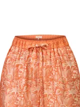 Pantalón holgado de corte ancho, color naranja con estampado botánico y franjas laterales texturizadas. Cuenta con cintura elástica ajustable mediante cordón.