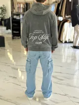 Canguro oversize de color marrón, con capucha y estampa en la espalda con el texto "Official Member of Top Style Club".