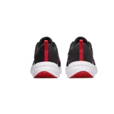 Championes de running Nike Downshifter 12, color negro con detalles en rojo y suela blanca. Presentan el logo de la marca en el lateral y un diseño ligero y transpirable.
