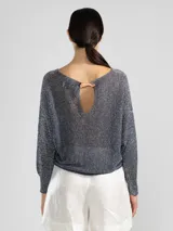 Sweater de escote bote, tejido en punto con lurex brillante. Presenta mangas largas con puños ajustados y un diseño de calce holgado.