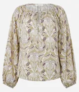 Blusa de manga larga con estampado geométrico en tonos verdes y violetas, cuello redondo con detalle de amarre frontal y puños elásticos.