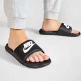 Chancletas Nike Victori One Slide color negro con la tira ancha y el logotipo de la marca en color blanco.