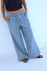 Pantalón de denim celeste de corte amplio, con bolsillos laterales y botón de nácar.