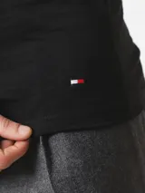 Pack de tres camisetas negras de algodón orgánico, con cuello redondo, manga corta y logo de Tommy Hilfiger bordado en el ruedo.