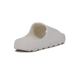 Chanclas de una sola pieza marca Diadora modelo Bali, color beige claro, con suela ancha texturizada y el logo de la marca estampado en el empeine.
