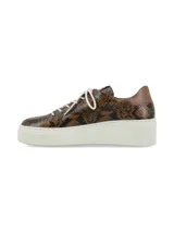 Championes de cuero con estampado animal print tipo reptil en tonos marrón y negro, con plataforma blanca y cordones claros.