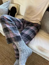 Pantalón de hombre confeccionado en franela a cuadros grises y marrones, con elástico en la cintura y dos bolsillos laterales.