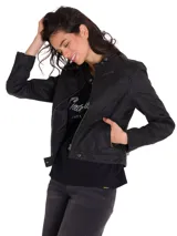 Chaqueta estilo motoquera de Caterpillar, confeccionada en sarga encerada. Presenta cierre frontal metálico, cuello con cierre a presión, bolsillos laterales con cremallera y puños con cierre. Incluye etiqueta con logo en el pecho.