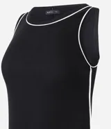 Musculosa de rib en color negro, con diseño ajustado al cuerpo, cuello redondo y frisos contrastantes blancos en el escote y las sisas.