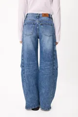 Jean de corte wide leg en color azul denim, con tiro medio y diseño de cinco bolsillos. Presenta costuras laterales marcadas y un acabado lavado.