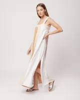 Vestido largo de lino color blanco, gris y amarillo, con breteles anchos, escote recto, elástico en la espalda y tajos laterales.