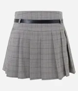Short pollera de estilo sastre con estampado de cuadros, diseño plisado y cintura con trabillas. Incluye un cinturón ajustable con hebilla metálica.