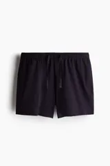 Pijama de dos piezas compuesto por una musculosa acanalada de cuello redondo y un short con cintura elástica, cordón ajustable y bolsillos laterales.