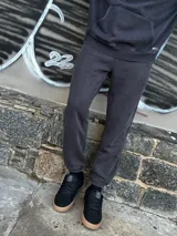 Pantalón de jogging negro de felpa con corte holgado.