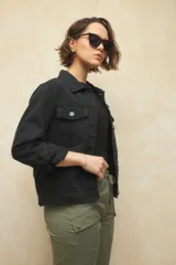 Pantalón color beige de algodón, tipo paper touch, con elástico en la cintura y cordones. Tiene un fit recto con bolsillos de solapa y botones a tono.