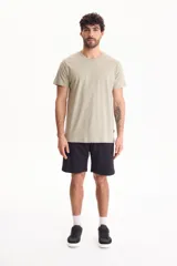 Remera básica de algodón color blanco, con cuello redondo y mangas cortas.