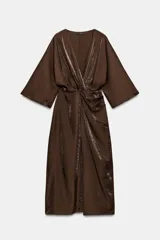 Vestido midi de tejido satinado color marrón, con escote en pico, manga corta y detalle de nudo frontal que genera un efecto drapeado.