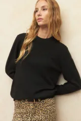 Polera color borgoña de tejido de punto con cuello alto y mangas largas.