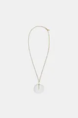Collar de cadena fina dorada con un dije colgante de forma circular, transparente y pulido, atravesado por una barra metálica vertical dorada.