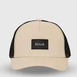 Gorra tipo trucker con frente y visera en color beige y paneles traseros de red en color negro. Presenta un parche rectangular negro en el frente con la palabra 'black' estampada en blanco.