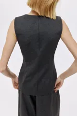 Top sin mangas de punto roma color gris oscuro, con costuras moldeadoras, cierre oculto en la espalda y diseño peplum.