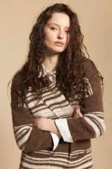 Cardigan largo de tejido suave con diseño de rayas horizontales en tonos gris y tostado. Presenta una silueta relajada y abierta, ideal para superponer en capas.