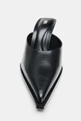 Zapatos de tacón alto estilo mule, color negro, con diseño destalonado, escote redondo y puntera fina.