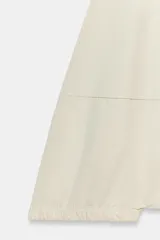 Pantalón de tiro medio confeccionado en nylon, con cintura elástica ajustable mediante cordones. Presenta bolsillos de plastrón en el delantero y bajo con acabado elástico.