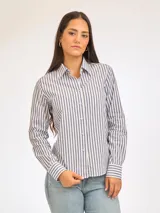 Camisa de manga larga con estampado de cuadros vichy en tonos rosa y blanco, cuello clásico y cierre frontal con botones.