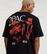 Remera negra de algodón con cuello redondo y manga corta, de corte relaxed. Presenta una gran estampa en la espalda con la imagen de Tupac Shakur en tonos rojos, la inscripción '2PAC' en blanco y texto descriptivo.