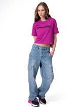 Remera corta fucsia con cuello redondo y mangas cortas, con la palabra "Caterpillar" estampada en negro en el pecho.