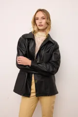 Chaquetón de cuero negro oversized, con corte recto y bolsillos delanteros. Presenta un bordado en los bolsillos inspirado en la costa atlántica.